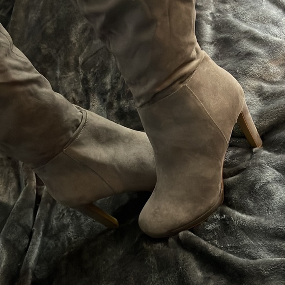 Tan boots up to the knee - Picture 7 of 9